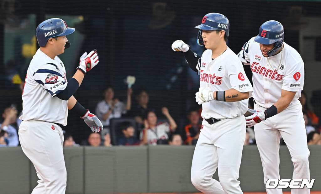 5일 부산 사직야구장에서 2026 신한 SOL KBO 리그 롯데 자이언츠와 한화 이글스의 경기가 열렸다. 홈팀 롯데는 나균안이, 방문팀 한화는 황준서가 선발 출전했다.롯데 자이언츠 고승민이 1회말 2사 1,2루 우월 3점 홈런을 치고 하이파이브를 하고 있다. 2026.09.05 / foto0307@osen.co.kr