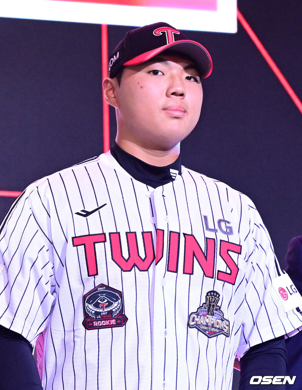 21일 오후 서울 잠실동 롯데호텔 월드 크리스탈볼룸에서 ‘2027 KBO 신인드래프트’가 열렸다. 이번 신인드래프트는 2025시즌 순위의 역순에 따라 키움 히어로즈, 두산 베어스, KIA 타이거즈, 롯데 자이언츠, KT 위즈, NC 다이노스, 삼성 라이온즈, SSG 랜더스, 한화 이글스, LG 트윈스 순서로 1라운드부터 11라운드까지 지명할 수 있다. 인창고 윤예성이 LG 1라운드에 지명된 뒤 기념촬영을 하고 있다. 2026.09.21 / dreamer@osen.co.kr