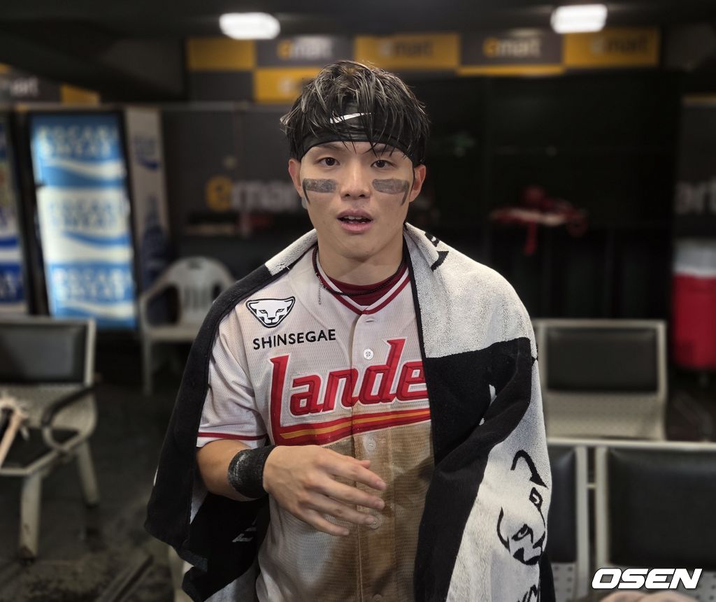 프로야구 SSG 랜더스 정준재는 30일 인천 SSG랜더스필드에서 열린 LG 트윈스와 경기에서 3-3 동점인 9회말 2사 2루에서 좌중간 안타를 때려 끝내기 승리를 이끌었다. 경기 후 취재진과 인터뷰를 하고 있다. /orange@osen.co.kr