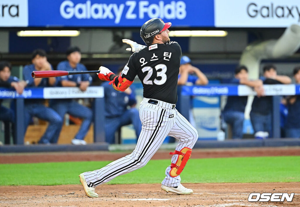 13일 대구삼성라이온즈파크에서 2026 신한 SOL KBO 리그 삼성 라이온즈와 LG 트윈스의 경기가 열렸다. 홈팀 삼성은 최원태가, 방문팀 LG는 임찬규가 선발 출전했다. LG 트윈스 오스틴이 4회초 2사 1,2루 좌월 3점 홈런을 치고 있다. 2026.09.13 / foto0307@osen.co.kr