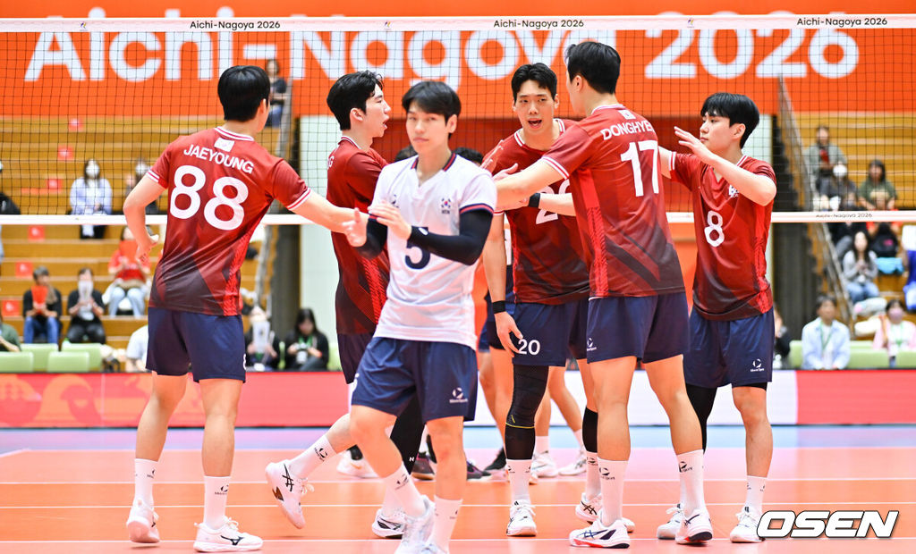  1일 일본 오카자키 중앙종합공원 체육관에서 2026 아이치·나고야 아시안게임 배구 한국과 이란의 8강 경기가 진행됐다.조 2위로 8강 진출에 성공한 한국 대표팀은 8강에서 디펜딩 챔피언 이란을 만나게 됐다.4세트 배구대표팀이 득점 후 기뻐하고 있다.   2026.10.01 /  soul1014@osen.co.kr
