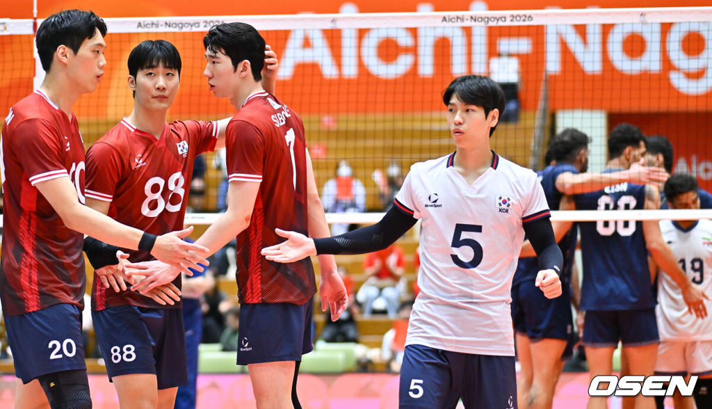  1일 일본 오카자키 중앙종합공원 체육관에서 2026 아이치·나고야 아시안게임 배구 한국과 이란의 8강 경기가 진행됐다.조 2위로 8강 진출에 성공한 한국 대표팀은 8강에서 디펜딩 챔피언 이란을 만나게 됐다.4세트 배구대표팀이 실점 후 아쉬워하고 있다.   2026.10.01 /  soul1014@osen.co.kr