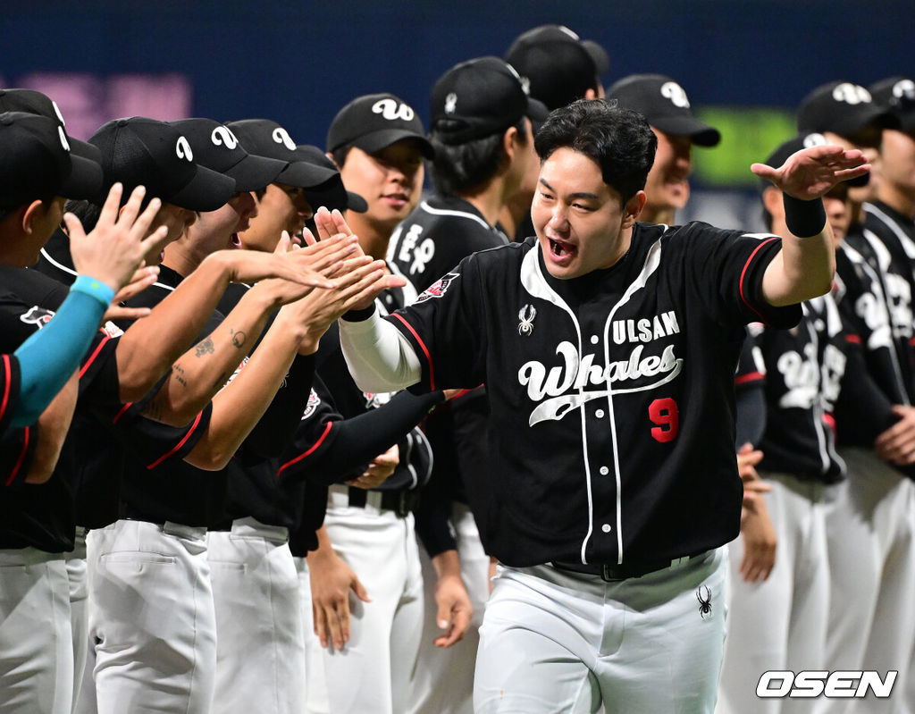 28일 서울 고척스카이돔에서 2026 KBO 퓨처스리그 챔피언 결정전 울산 웨일즈와 상무 피닉스의 경기가 열렸다.울산은 오카다, 상무는 김대호가 선발로 나섰다.경기에 앞서 울산 최지만이 라인업 소개에 그라운드에 나서며 동료선수들과 하이파이브를 하고 있다. 2026.09.28 / jpnews@osen.co.kr