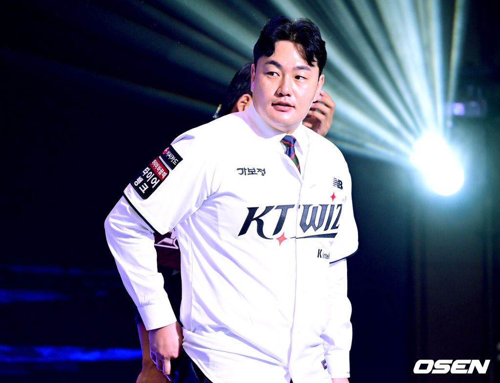 21일 오후 서울 잠실동 롯데호텔 월드 크리스탈볼룸에서 ‘2027 KBO 신인드래프트’가 열렸다. 이번 신인드래프트는 2025시즌 순위의 역순에 따라 키움 히어로즈, 두산 베어스, KIA 타이거즈, 롯데 자이언츠, KT 위즈, NC 다이노스, 삼성 라이온즈, SSG 랜더스, 한화 이글스, LG 트윈스 순서로 1라운드부터 11라운드까지 지명할 수 있다. 전체 15순위로 KT 지명을 받은 최지만이 기념촬영을 준비하고 있다. 2026.09.21 / dreamer@osen.co.kr