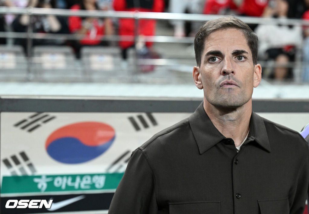 로베르토 모레노 감독이 이끄는 한국 축구대표팀이 28일 서울월드컵경기장에서 우루과이와 A매치 경기를 가졌다.한국은 지난 24일 오현규, 손흥민, 이동경의 연속골이 터져 에콰도르를 3-0으로 제압했다. 모레노 감독은 한국대표팀 데뷔전에서 승리를 신고했다. 경기에 앞서 한국 모레노 감독이 그라운드를 바라보고 있다. 2026.09.28 / sunday@osen.co.kr