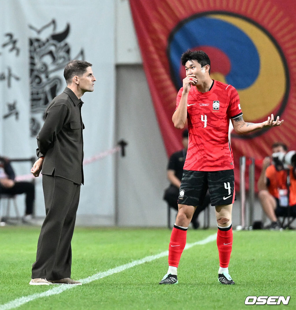 로베르토 모레노 감독이 이끄는 한국 축구대표팀이 28일 서울월드컵경기장에서 우루과이와 A매치 경기를 가졌다.한국은 지난 24일 오현규, 손흥민, 이동경의 연속골이 터져 에콰도르를 3-0으로 제압했다. 모레노 감독은 한국대표팀 데뷔전에서 승리를 신고했다. 전반 한국 김민재가 실점 후 모레노 감독과 이야기를 나누고 있다. 2026.09.28 / sunday@osen.co.kr
