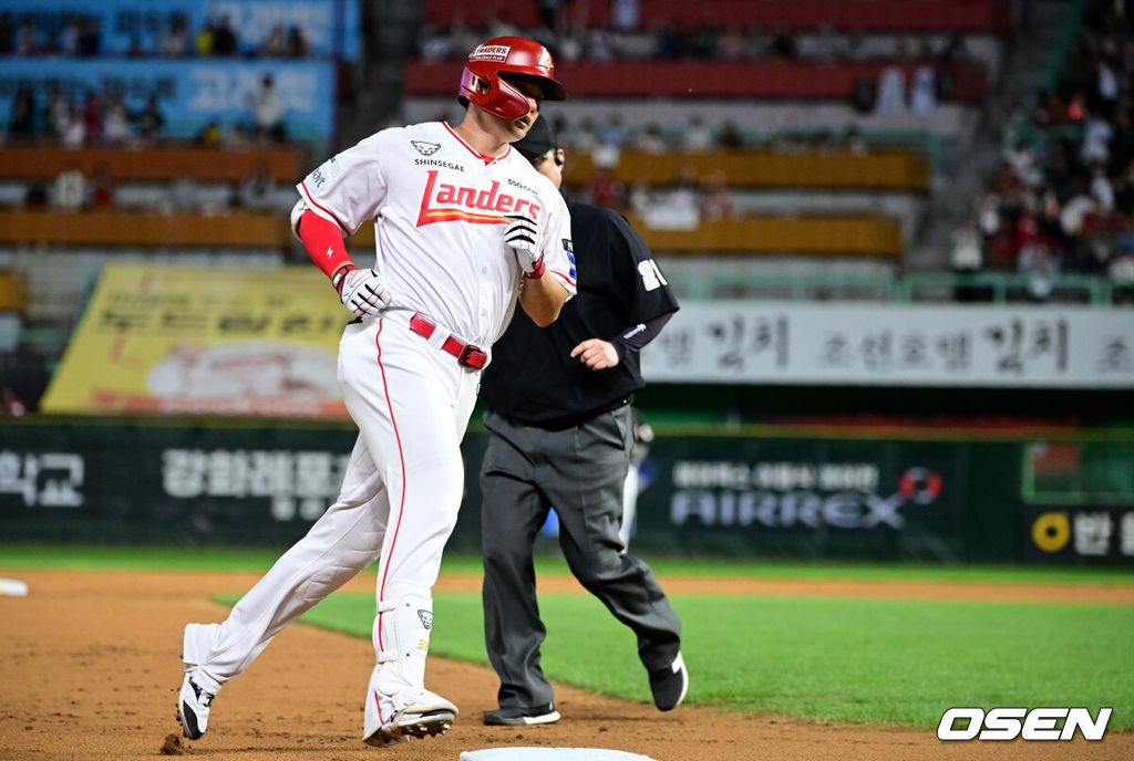 1일 인천 SSG랜더스필드에서 ‘2026 신한은행 SOL Bank KBO리그’ SSG 랜더스와 LG 트윈스의 경기가 열렸다.이날 SSG는 김민준, LG는 임찬규를 선발투수로 내세웠다.2회말 2사에서 SSG 김재환이 중월 선제 솔로포를 날린 뒤 베이스를 돌고 있다. 개인 통산 300홈런 기록. 2026.10.01 /cej@osen.co.kr