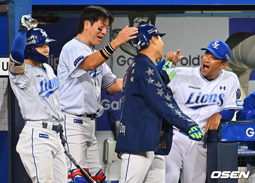 1일 대구삼성라이온즈파크에서 2026 신한 SOL KBO 리그 삼성 라이온즈와 한화 이글스의 경기가 열렸다. 홈팀 삼성은 원태인이, 방문팀 한화는 황준서가 선발 출전했다. 삼성 라이온즈 김헌곤이 5회말 좌월 솔로 홈런을 치고 하이파이브를 하고 있다. 2026.10.01 / foto0307@osen.co.kr