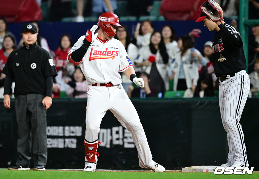 1일 인천 SSG랜더스필드에서 ‘2026 신한은행 SOL Bank KBO리그’ SSG 랜더스와 LG 트윈스의 경기가 열렸다.이날 SSG는 김민준, LG는 임찬규를 선발투수로 내세웠다.3회말 2사 1,3루에서 SSG 전의산이 적시타를 날린 뒤 기뻐하고 있다. 2026.10.01 /cej@osen.co.kr