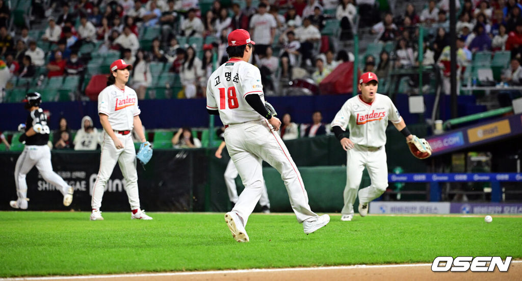 1일 인천 SSG랜더스필드에서 ‘2026 신한은행 SOL Bank KBO리그’ SSG 랜더스와 LG 트윈스의 경기가 열렸다.이날 SSG는 김민준, LG는 임찬규를 선발투수로 내세웠다.6회말 2사 1,2루에서 SSG 내야진이 LG 송찬의의 내야 안타 때 높게 뜬 공을 놓치고 있다. 이때 구본혁이 득점을 올렸다. 2026.10.01 /cej@osen.co.kr