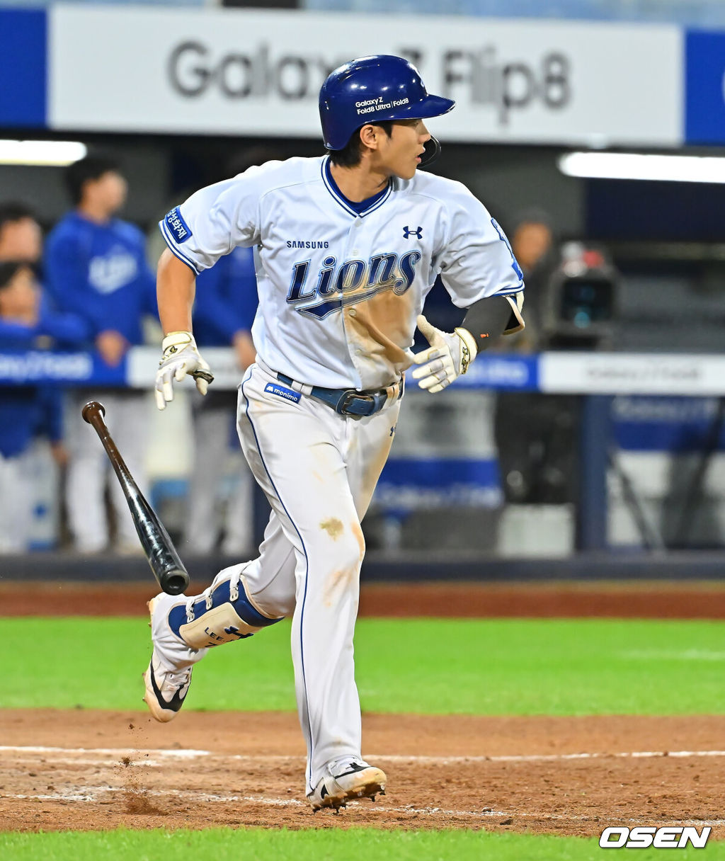 1일 대구삼성라이온즈파크에서 2026 신한 SOL KBO 리그 삼성 라이온즈와 한화 이글스의 경기가 열렸다. 홈팀 삼성은 원태인이, 방문팀 한화는 황준서가 선발 출전했다. 삼성 라이온즈 이재현이 7회말 2사 1루 좌월 2점 홈런을 치고 타구를 바라보고 있다. 2026.10.01 / foto0307@osen.co.kr