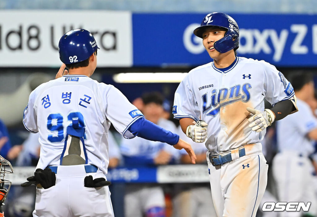 1일 대구삼성라이온즈파크에서 2026 신한 SOL KBO 리그 삼성 라이온즈와 한화 이글스의 경기가 열렸다. 홈팀 삼성은 원태인이, 방문팀 한화는 황준서가 선발 출전했다. 삼성 라이온즈 이재현이 7회말 2사 1루 좌월 2점 홈런을 치고 하이파이브를 하고 있다. 2026.10.01 / foto0307@osen.co.kr