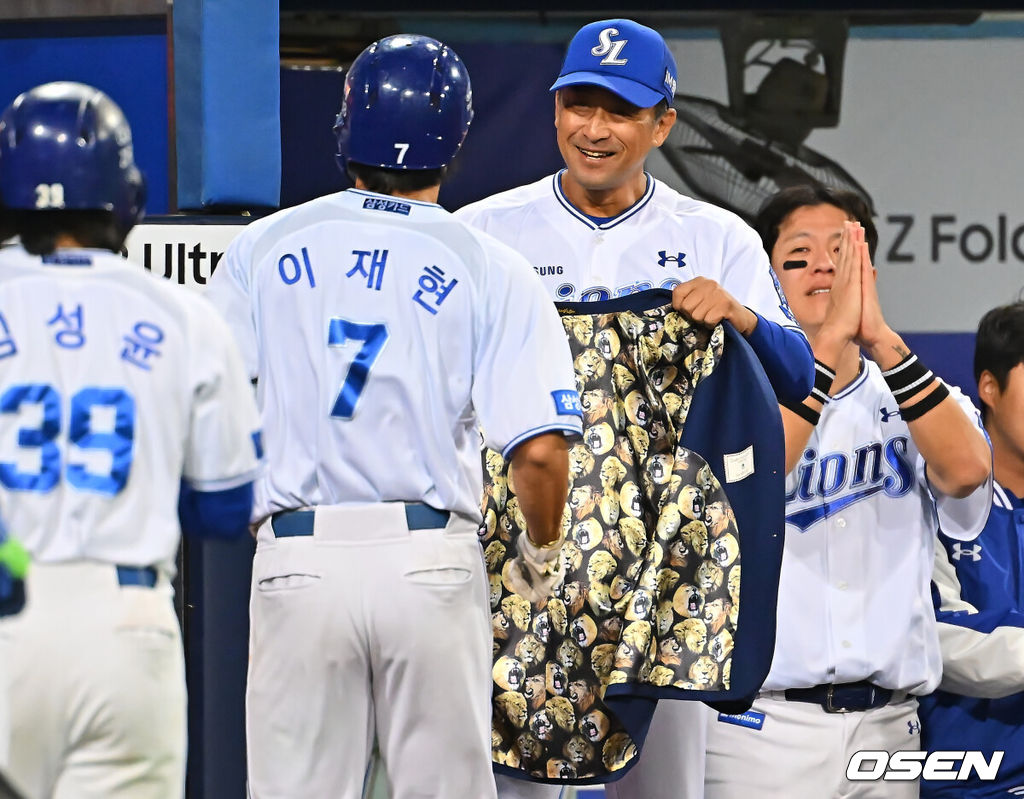 1일 대구삼성라이온즈파크에서 2026 신한 SOL KBO 리그 삼성 라이온즈와 한화 이글스의 경기가 열렸다. 홈팀 삼성은 원태인이, 방문팀 한화는 황준서가 선발 출전했다. 삼성 라이온즈 강민호가 7회말 2사 1루 좌월 2점 홈런을 친 이재현을 보며 감사 기도를 하고 있다. 2026.10.01 / foto0307@osen.co.kr