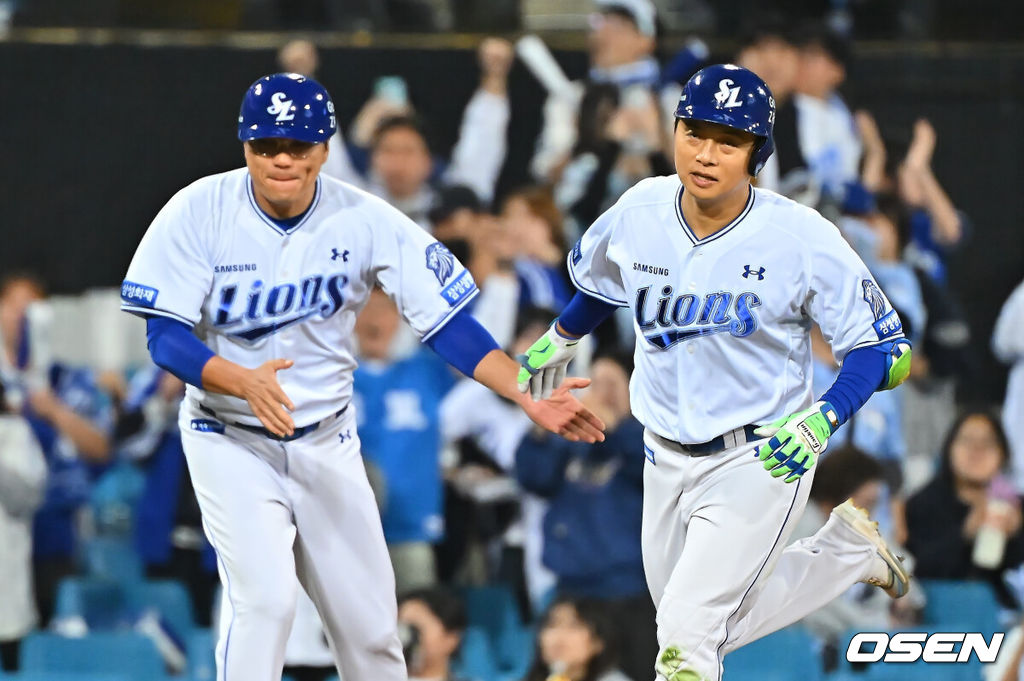 1일 대구삼성라이온즈파크에서 2026 신한 SOL KBO 리그 삼성 라이온즈와 한화 이글스의 경기가 열렸다. 홈팀 삼성은 원태인이, 방문팀 한화는 황준서가 선발 출전했다. 삼성 라이온즈 김헌곤이 5회말 좌월 솔로 홈런을 치고 하이파이브를 하고 있다. 2026.10.01 / foto0307@osen.co.kr