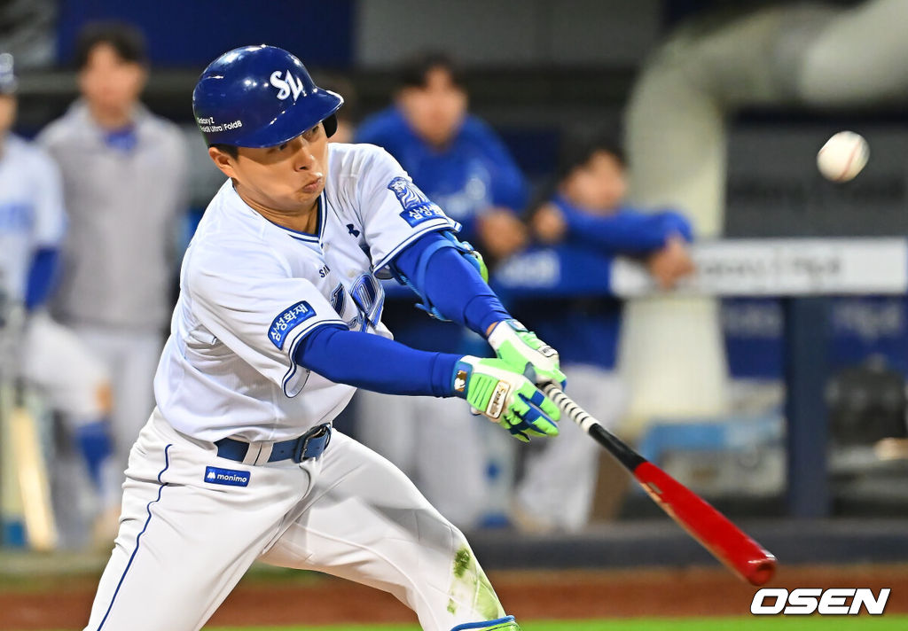 1일 대구삼성라이온즈파크에서 2026 신한 SOL KBO 리그 삼성 라이온즈와 한화 이글스의 경기가 열렸다. 홈팀 삼성은 원태인이, 방문팀 한화는 황준서가 선발 출전했다. 삼성 라이온즈 김헌곤이 힘찬 타격을 하고 있다. 2026.10.01 / foto0307@osen.co.kr