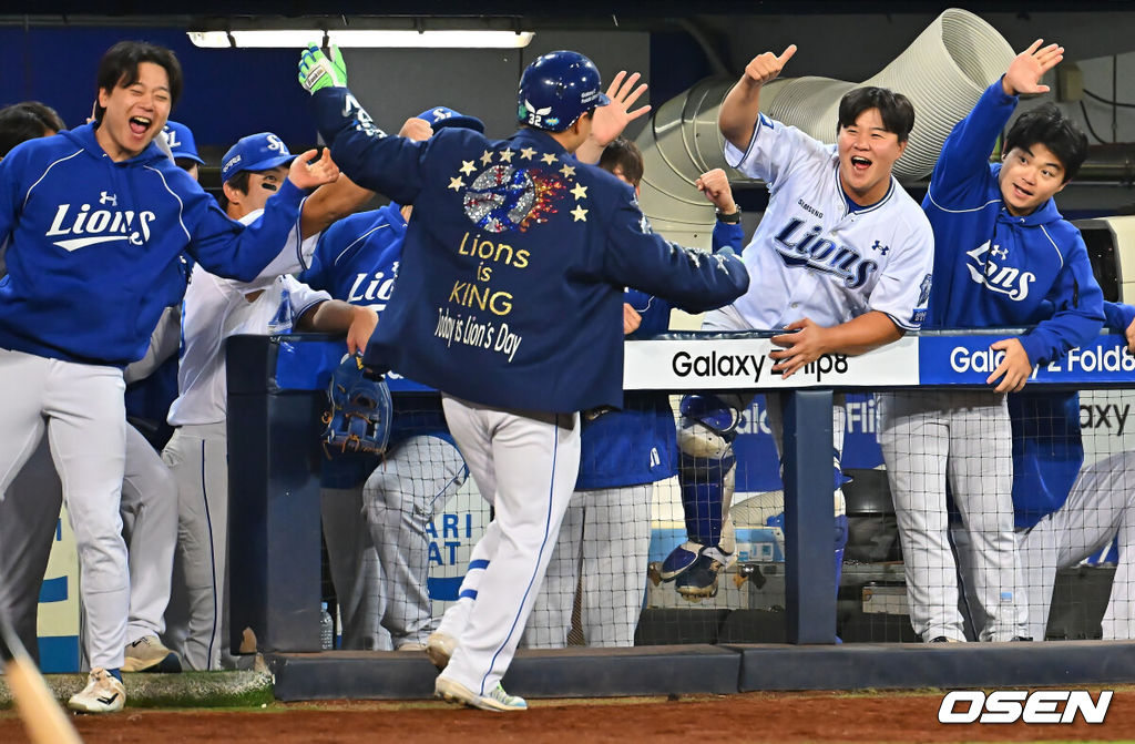 1일 대구삼성라이온즈파크에서 2026 신한 SOL KBO 리그 삼성 라이온즈와 한화 이글스의 경기가 열렸다. 홈팀 삼성은 원태인이, 방문팀 한화는 황준서가 선발 출전했다. 삼성 라이온즈 김헌곤이 5회말 좌월 솔로 홈런을 치고 하이파이브를 하고 있다. 2026.10.01 / foto0307@osen.co.kr