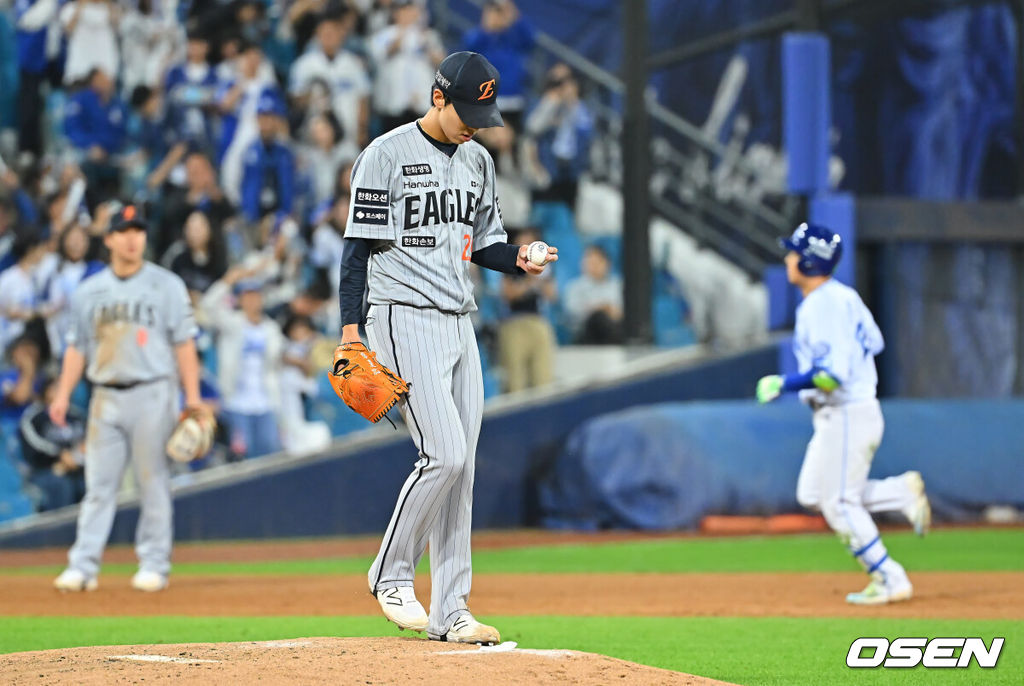 1일 대구삼성라이온즈파크에서 2026 신한 SOL KBO 리그 삼성 라이온즈와 한화 이글스의 경기가 열렸다. 홈팀 삼성은 원태인이, 방문팀 한화는 황준서가 선발 출전했다. 한화 이글스 황준서가 5회말 삼성 라이온즈 김헌곤에게 동점 좌월 솔로 홈런을 맞고 아쉬워하고 있다. 2026.10.01 / foto0307@osen.co.kr