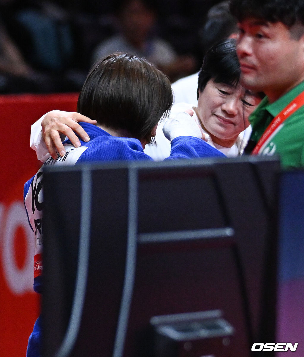 1일 일본 나고야 아이치 인터내셔널 아레나에서 2026년 아이치·나고야 아시안게임 유도 여자 57㎏급 결승 한국 허미미와 몽골 대표 테르비시 아리운자야의 경기가 진행됐다. 허미미는 한국인 아버지와 일본인 어머니 사이에서 태어난 '재일교포'다. 복수국적자였지만, 2021년 '한국 선수로 뛰는 모습을 보고 싶다'는 할머니의 유언에 따라 한국 국적을 택했다.금메달 확정한 허미미가 눈물을 보이고 있다  2026.10.01 /  soul1014@osen.co.kr