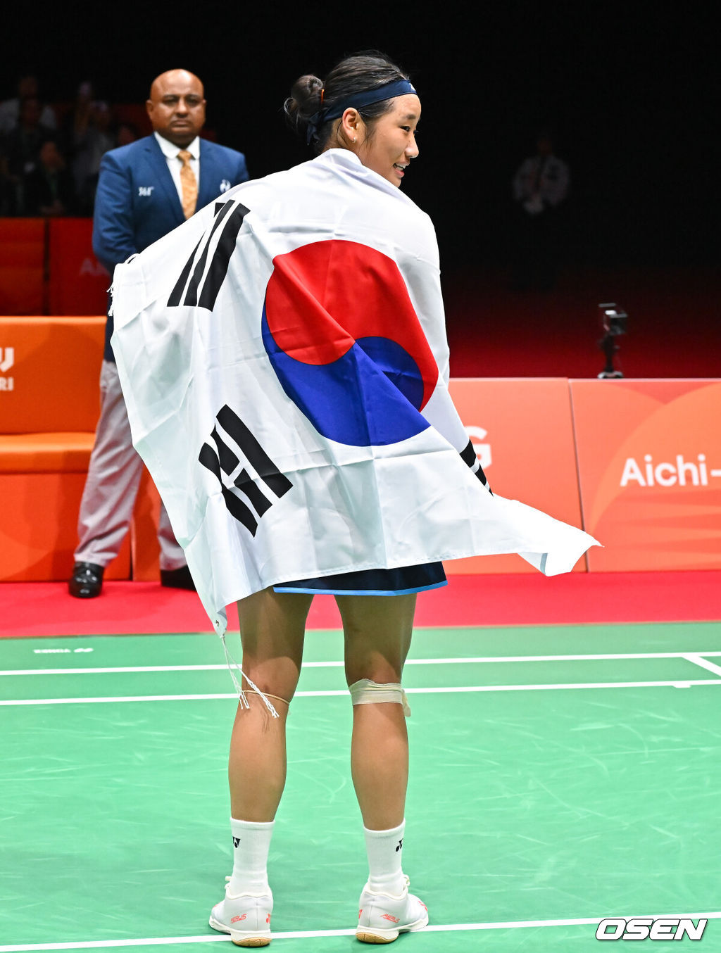 또 하나의 배드민턴 역사가 탄생했다. '셔틀콕 여제' 안세영(24, 삼성생명)이 최초의 아시안게임 여자 단식 2연패라는 대업을 이뤘다.안세영은 29일 일본 이치노미야 시립 체육관에서 열린 2026년 아이치·나고야 아시안게임 배드민턴 여자 단식 결승전에서 야마구치 아카네(일본·세계 3위)를 2-0(21-17 21-9)로 격파하고 금메달을 차지했다. 결승전마저 휴식시간 총 52분 만에 2-0 완승으로 끝내며 '퍼펙트 우승'을 완성했다.금메달 달성 후 안세영이 포효하고 있다.   2026.09.29 / soul1014@osen.co.kr