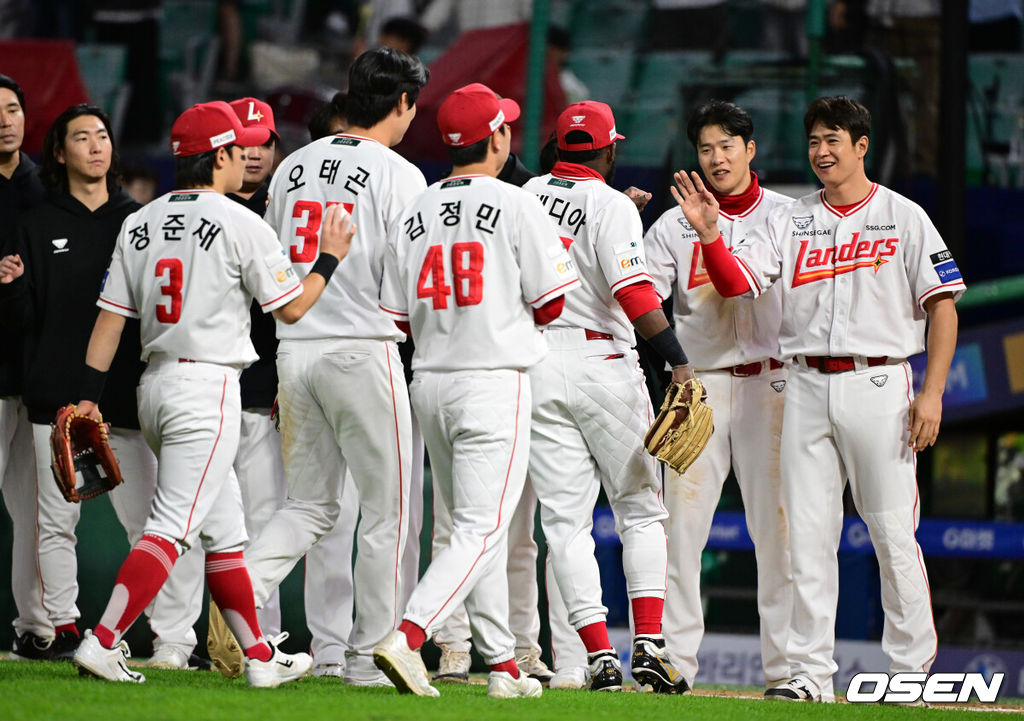 프로야구 SSG 랜더스가 LG 트윈스와 3연전을 스윕했다. SSG는 1일 인천 SSG랜더스필드에서 열린 2026 KBO리그 LG와 시즌 16차전 마지막 대결에서 6-5 한 점 차로 승리했다. SSG는 1967일 만에 LG 3연전 스윕을 달성했다. 2021년 5월 21일~23일 이후 5년 만에 처음이다. SSG이 승리를 기뻐하고 있다. 2026.10.01 /cej@osen.co.kr