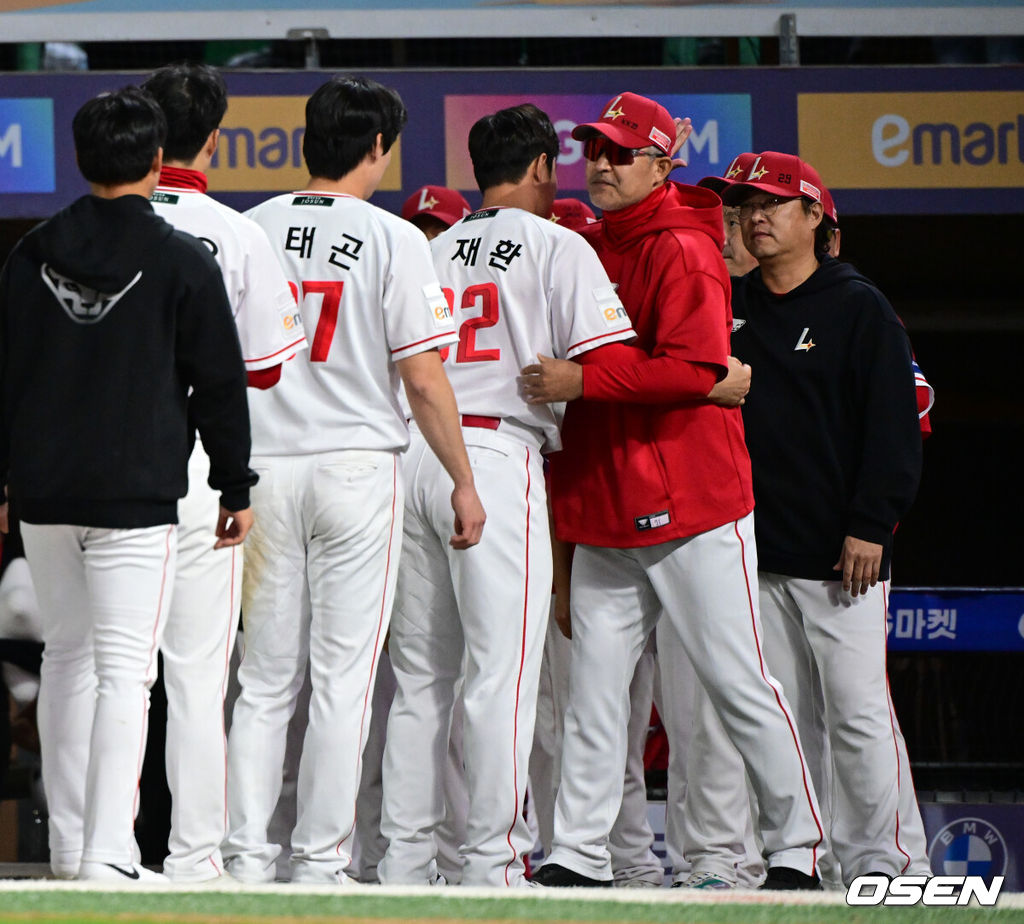프로야구 SSG 랜더스가 LG 트윈스와 3연전을 스윕했다. SSG는 1일 인천 SSG랜더스필드에서 열린 2026 KBO리그 LG와 시즌 16차전 마지막 대결에서 6-5 한 점 차로 승리했다. SSG는 1967일 만에 LG 3연전 스윕을 달성했다. 2021년 5월 21일~23일 이후 5년 만에 처음이다. SSG 이숭용 감독이 김재환과 승리를 기뻐하고 있다. 2026.10.01 /cej@osen.co.kr