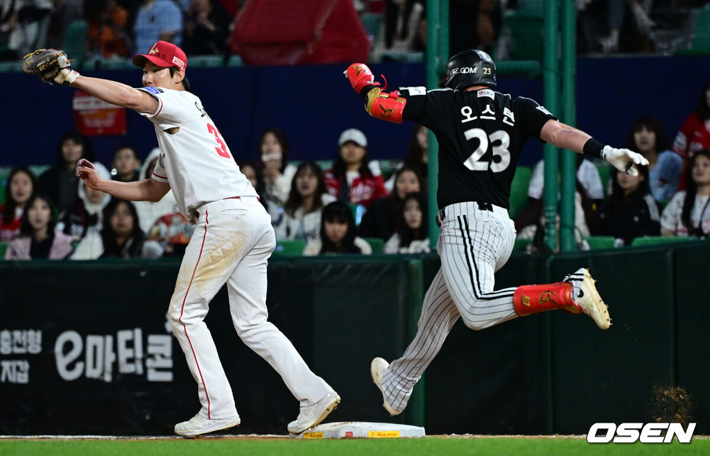 1일 인천 SSG랜더스필드에서 ‘2026 신한은행 SOL Bank KBO리그’ SSG 랜더스와 LG 트윈스의 경기가 열렸다.이날 SSG는 김민준, LG는 임찬규를 선발투수로 내세웠다.9회초 1사 2루에서 LG 오스틴이 땅볼로 아웃되고 있다. 2026.10.01 /cej@osen.co.kr