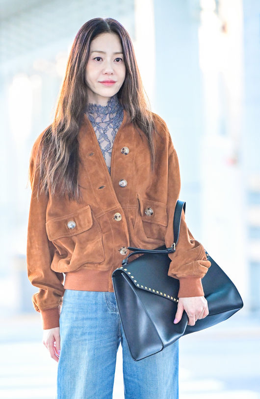 배우 고현정이 2일 오전 해외 일정 참석을 위해 인천공항을 통해 출국했다.고현정은 파리에서 열리는 패션쇼에 참석할 예정이다.배우 고현정이 출국장으로 향하고 있다. 2026.10.02 / dreamer@osen.co.kr