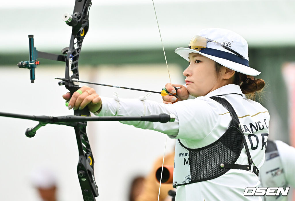 27일 일본 아이치현 오카자키 중앙종합공원 다목적광장에서 '2026 아이치·나고야 아시안게임' 양궁 리커브 여자 단체 8강전이 진행됐다.랭킹 라운드에서 아시안게임 신기록을 잇달아 작성한 양궁대표팀은 리커브의 강세를 이어가는 동시에 3년 전 항저우에서 인도에 내줬던 컴파운드 정상 탈환까지 노린다.경기 앞서 연습 매치에서 리커브 여자 단체 강채영이 활 시위를 당기고 있다.   2026.09.27 / soul1014@osen.co.kr