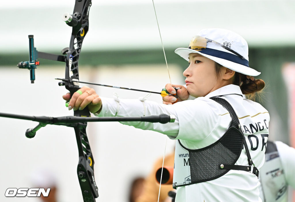 27일 일본 아이치현 오카자키 중앙종합공원 다목적광장에서 '2026 아이치·나고야 아시안게임' 양궁 리커브 여자 단체 8강전이 진행됐다.랭킹 라운드에서 아시안게임 신기록을 잇달아 작성한 양궁대표팀은 리커브의 강세를 이어가는 동시에 3년 전 항저우에서 인도에 내줬던 컴파운드 정상 탈환까지 노린다.경기 앞서 연습 매치에서 리커브 여자 단체 강채영이 활 시위를 당기고 있다.   2026.09.27 / soul1014@osen.co.kr