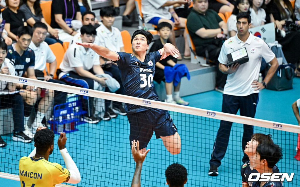 25일 충북 제천실내체육관에서 ‘대한민국 배구국가대표팀 평가전 2026 제천’ 한국과 브라질의 2차전 경기가 진행됐다.이사나예 라미레스 감독이 이끄는 남자대표팀은 지난 22일 브라질과 1차 평가전에서 세트 점수 3-1(22-25 25-21 25-23 25-20)로 이겼다.1세트 신호진이 강타를 날리고 있다.  2026.07.25 / soul1014@osen.co.kr