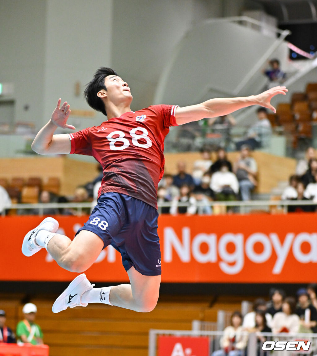  1일 일본 오카자키 중앙종합공원 체육관에서 2026 아이치·나고야 아시안게임 배구 한국과 이란의 8강 경기가 진행됐다.조 2위로 8강 진출에 성공한 한국 대표팀은 8강에서 디펜딩 챔피언 이란을 만나게 됐다.4세트 임재영이 서브를 넣고 있다.   2026.10.01 /  soul1014@osen.co.kr