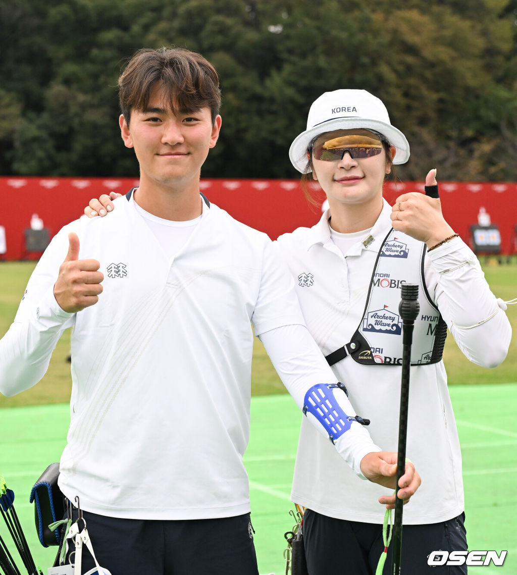 27일 일본 아이치현 오카자키 중앙종합공원 다목적광장에서 '2026 아이치·나고야 아시안게임' 양궁 리커브 남녀혼성 8강전이 진행됐다.랭킹 라운드에서 아시안게임 신기록을 잇달아 작성한 양궁대표팀은 리커브의 강세를 이어가는 동시에 3년 전 항저우에서 인도에 내줬던 컴파운드 정상 탈환까지 노린다.4강행 확정한 리커브 김제덕과 강채영이 포즈를 취하고 있다.   2026.09.27 / soul1014@osen.co.kr