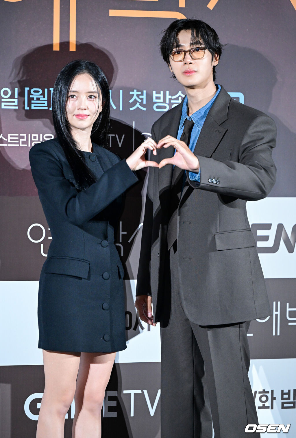 2일 오후 서울 용산 CGV에서 ENA 새 월화드라마 ‘연애박사’(연출 안판석, 극본 민효정) 제작발표회가 열렸다.‘연애박사’는 고등학교 시절 수영선수를 꿈꿨지만 병으로 한쪽 다리를 잃은 박사과정생 박민재(추영우 분)와 진로를 잃고 방황하다 새로운 길에 들어선 석사과정생 임유진(김소현 분)의 이야기를 그린다.배우 추영우와 김소현이 포토타임을 하고 있다. 2026.10.02 / dreamer@osen.co.kr