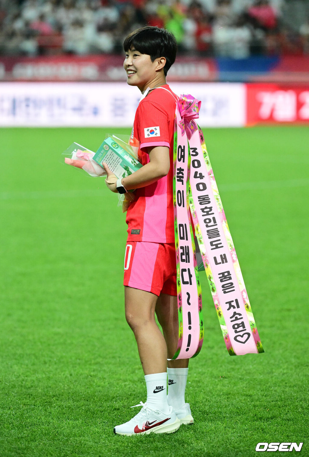 대한민국 여자축구국가대표팀이 장슬기(29, 인천 현대제철)의 환상적인 중거리 득점에 힘입어 월드컵 출정식을 승리로 장식했다.콜린 벨 감독이 이끄는 대한민국 여자축구대표팀은 8일 오후 5시 서울월드컵경기장에서 아이티 대표팀을 상대로 국가대표 친선전을 펼쳐 2-1로 승리했다.기분 좋은 승리를 거둔 한국은 기분 좋게 2023 FIFA 여자 월드컵 호주·뉴질랜드에 나설 수 있게 됐다.지소연이 출정식에서 즐거워하고 있다. 2023.07.08 /jpnews@osen.co.kr