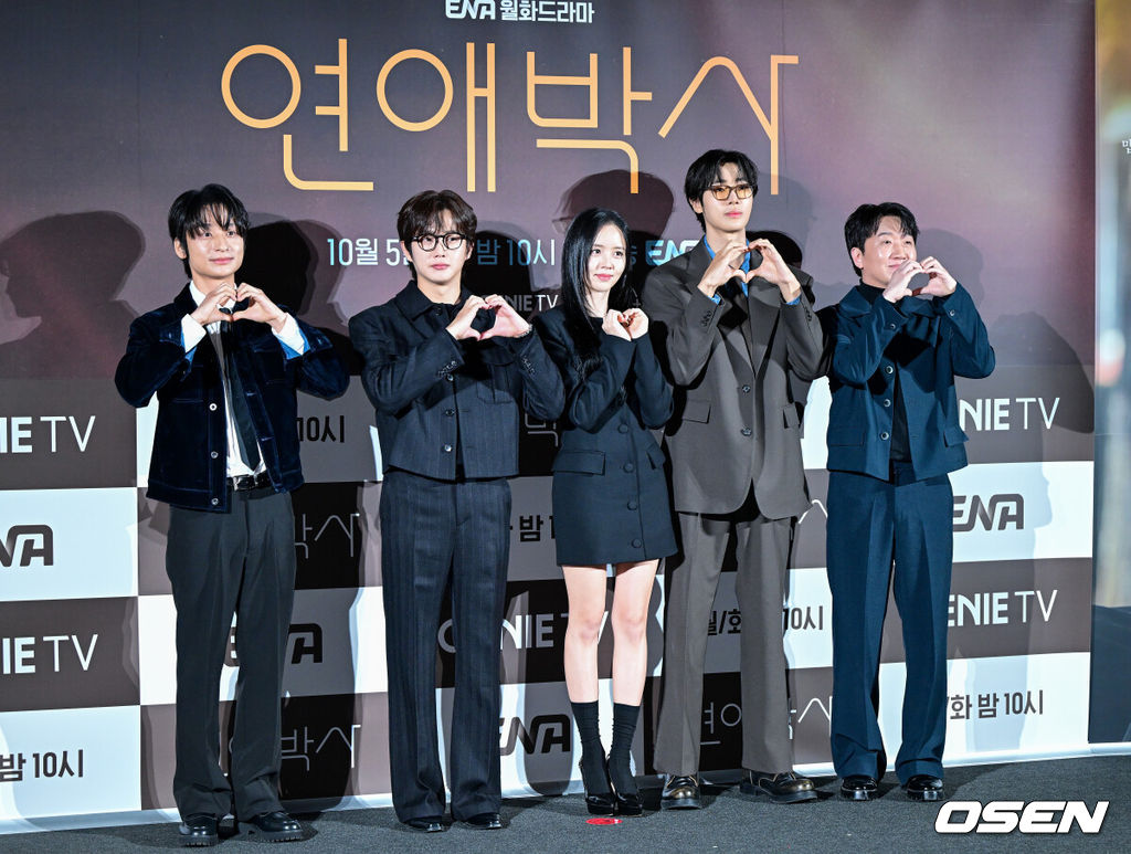 2일 오후 서울 용산 CGV에서 ENA 새 월화드라마 ‘연애박사’(연출 안판석, 극본 민효정) 제작발표회가 열렸다.‘연애박사’는 고등학교 시절 수영선수를 꿈꿨지만 병으로 한쪽 다리를 잃은 박사과정생 박민재(추영우 분)와 진로를 잃고 방황하다 새로운 길에 들어선 석사과정생 임유진(김소현 분)의 이야기를 그린다.배우 추영우, 김소현, 김민석, 이창훈, 임진효가 포토타임을 하고 있다. 2026.10.02 / dreamer@osen.co.kr