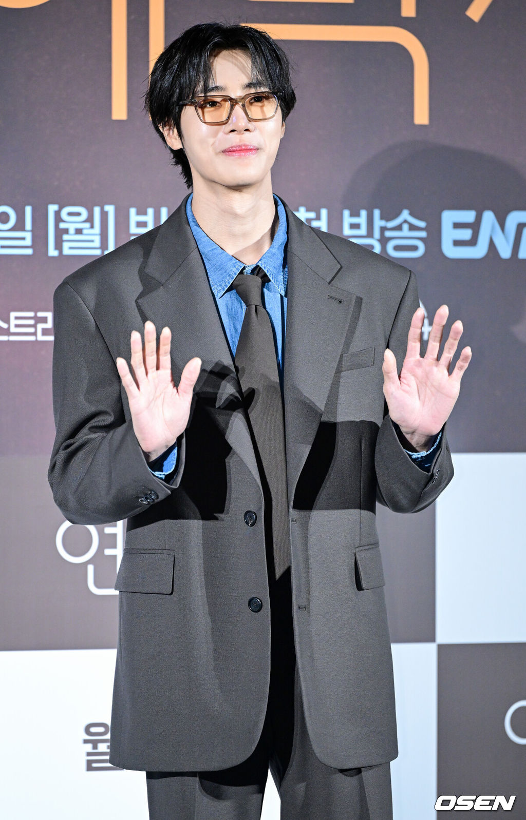 2일 오후 서울 용산 CGV에서 ENA 새 월화드라마 ‘연애박사’(연출 안판석, 극본 민효정) 제작발표회가 열렸다.‘연애박사’는 고등학교 시절 수영선수를 꿈꿨지만 병으로 한쪽 다리를 잃은 박사과정생 박민재(추영우 분)와 진로를 잃고 방황하다 새로운 길에 들어선 석사과정생 임유진(김소현 분)의 이야기를 그린다.배우 추영우가 포토타임을 하고 있다. 2026.10.02 / dreamer@osen.co.kr