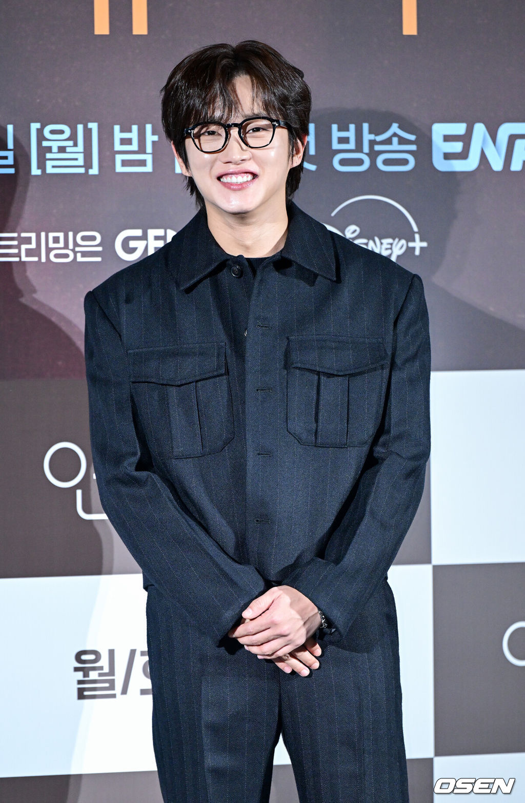 2일 오후 서울 용산 CGV에서 ENA 새 월화드라마 ‘연애박사’(연출 안판석, 극본 민효정) 제작발표회가 열렸다.‘연애박사’는 고등학교 시절 수영선수를 꿈꿨지만 병으로 한쪽 다리를 잃은 박사과정생 박민재(추영우 분)와 진로를 잃고 방황하다 새로운 길에 들어선 석사과정생 임유진(김소현 분)의 이야기를 그린다.배우 김민석이 포토타임을 하고 있다. 2026.10.02 / dreamer@osen.co.kr