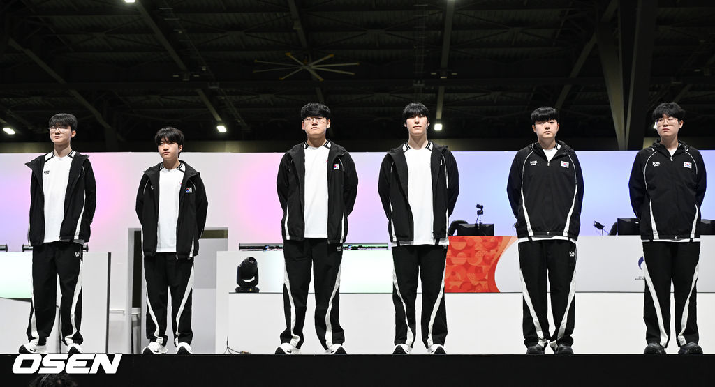 2일 일본 도코나메시 아이치현에 위치한 아이치 스카이 엑스포에서 '2026 아이치·나고야 아시안게임' e스포츠 리그 오브 레전드(LoL) 결승전 대한민국과 대만의 경기가 진행됐다.아시안게임 2회 연속 금메달에 도전하는 e스포츠 리그 오브 레전드 대표팀은 '간판스타' 페이커, 이상혁을 빼고 결승에 올랐다. 리그 오브 레전드 한국대표팀이 도열해 있다. 2026.10.02 / soul1014@osen.co.kr