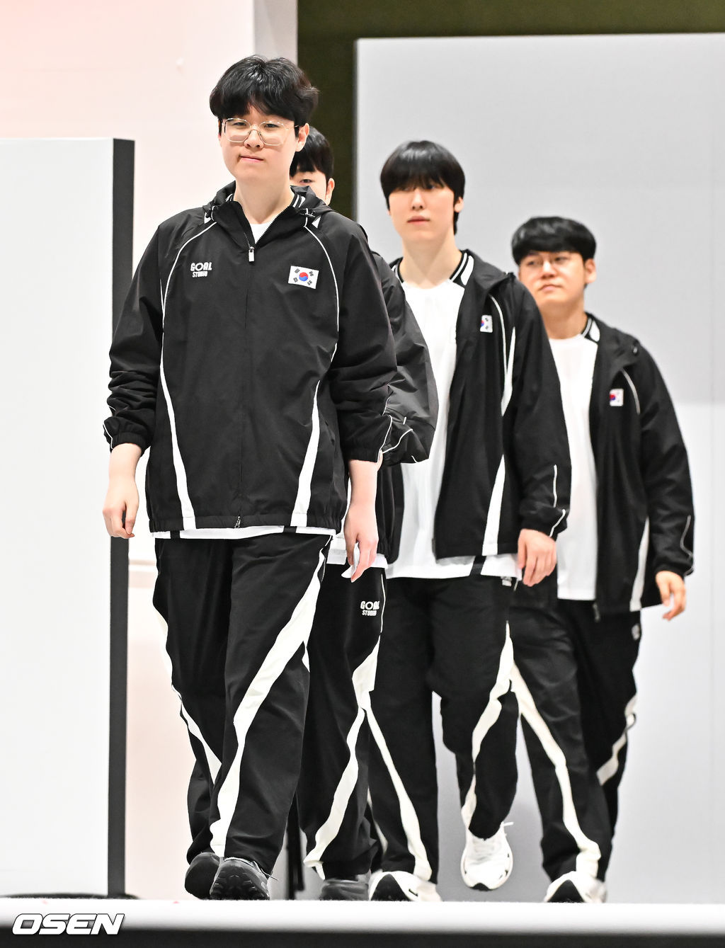 2일 일본 도코나메시 아이치현에 위치한 아이치 스카이 엑스포에서 '2026 아이치·나고야 아시안게임' e스포츠 리그 오브 레전드(LoL) 결승전 대한민국과 대만의 경기가 진행됐다.아시안게임 2회 연속 금메달에 도전하는 e스포츠 리그 오브 레전드 대표팀은 '간판스타' 페이커, 이상혁을 빼고 결승에 올랐다. 리그 오브 레전드 한국대표팀이 입장하고 있다 2026.10.02 / soul1014@osen.co.kr