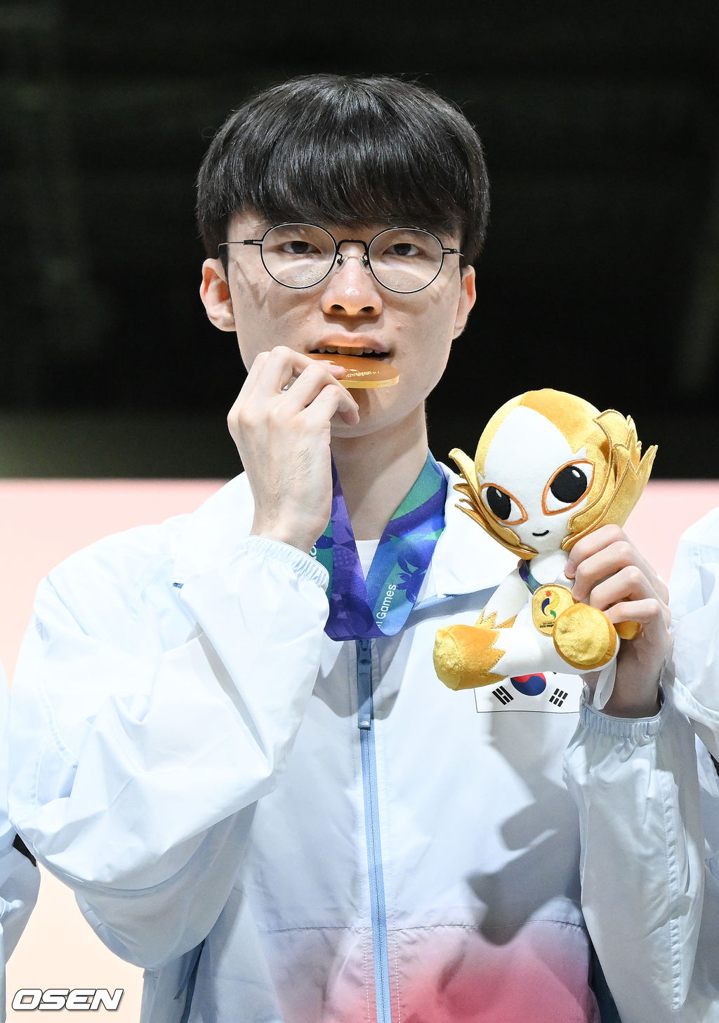 1, 2세트의 아슬아슬했던 위기를 연속 대역전극으로 이겨낸 대한민국 e스포츠 대표팀이 대만을 완전히 압도하며 금메달을 차지햇다. 강동훈 감독이 이끄는 대한민국 대표팀은 2일 일본 아이치현 도코나메시 아이치 스카이 엑스포에서 열린 2026 아이치·나고야 아시안게임 e스포츠 LoL 결승전 대만과의 3세트 경기에서 시작부터 상체와 정글 주도권을 단단히 움켜쥐며 대만을 압박한 끝에 29분 만에 넥서스를 깨뜨리고 금메달을 확정 지었다.시상식에서 LoL 한국대표팀 페이커 이상혁이 포즈를 취하고 있다. 2026.10.02 / soul1014@osen.co.kr