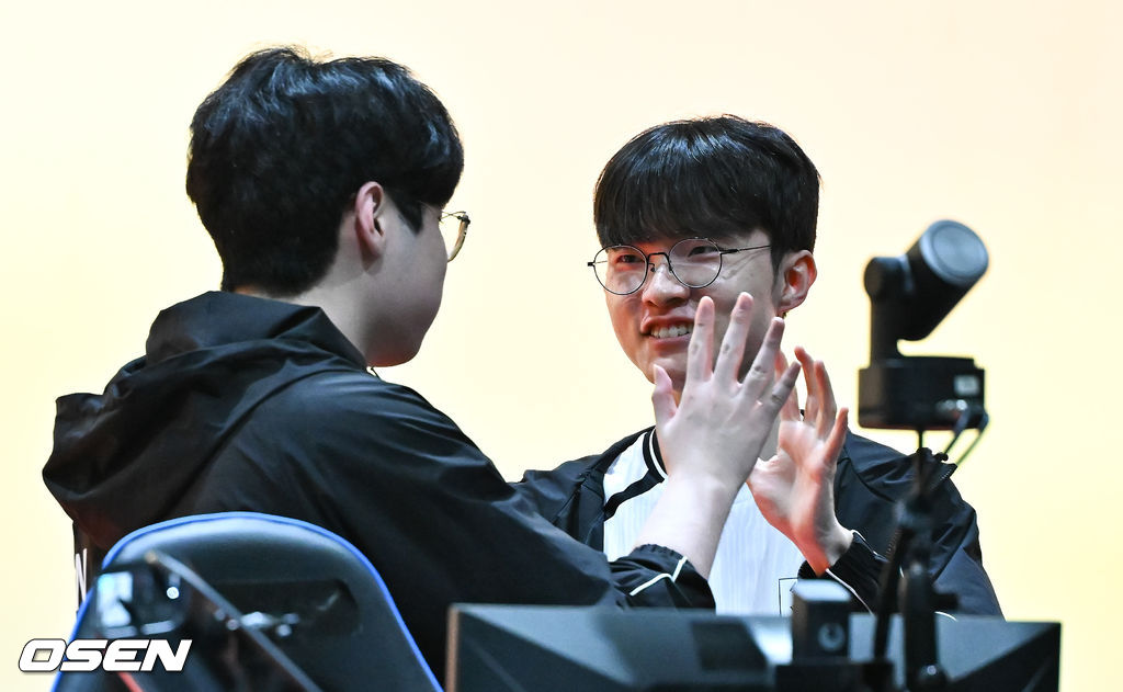 1, 2세트의 아슬아슬했던 위기를 연속 대역전극으로 이겨낸 대한민국 e스포츠 대표팀이 대만을 완전히 압도하며 금메달을 차지햇다. 강동훈 감독이 이끄는 대한민국 대표팀은 2일 일본 아이치현 도코나메시 아이치 스카이 엑스포에서 열린 2026 아이치·나고야 아시안게임 e스포츠 LoL 결승전 대만과의 3세트 경기에서 시작부터 상체와 정글 주도권을 단단히 움켜쥐며 대만을 압박한 끝에 29분 만에 넥서스를 깨뜨리고 금메달을 확정 지었다.금메달 확정한 페이커 이상혁이 동료들과 기쁨을 나누고 있다. 2026.10.02 / soul1014@osen.co.kr