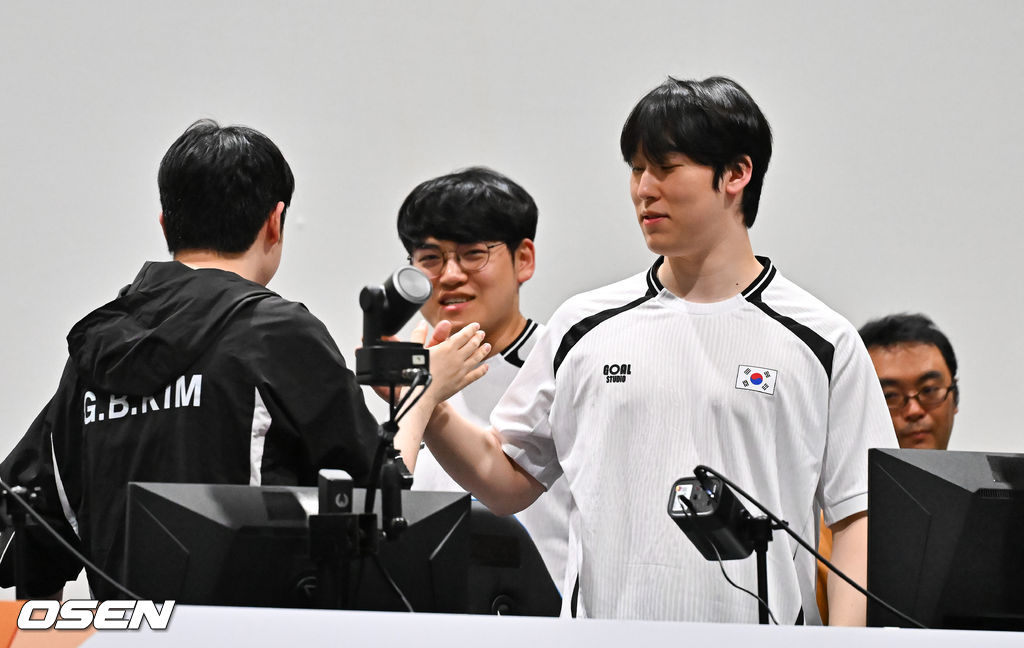 1, 2세트의 아슬아슬했던 위기를 연속 대역전극으로 이겨낸 대한민국 e스포츠 대표팀이 대만을 완전히 압도하며 금메달을 차지햇다. 강동훈 감독이 이끄는 대한민국 대표팀은 2일 일본 아이치현 도코나메시 아이치 스카이 엑스포에서 열린 2026 아이치·나고야 아시안게임 e스포츠 LoL 결승전 대만과의 3세트 경기에서 시작부터 상체와 정글 주도권을 단단히 움켜쥐며 대만을 압박한 끝에 29분 만에 넥서스를 깨뜨리고 금메달을 확정 지었다.금메달 확정한 제카 김건우와 캐니언 김건부가 하이파이브를 하고 있다. 2026.10.02 / soul1014@osen.co.kr