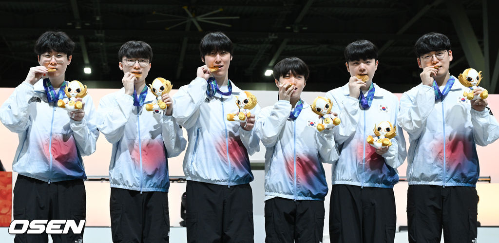1, 2세트의 아슬아슬했던 위기를 연속 대역전극으로 이겨낸 대한민국 e스포츠 대표팀이 대만을 완전히 압도하며 금메달을 차지햇다. 강동훈 감독이 이끄는 대한민국 대표팀은 2일 일본 아이치현 도코나메시 아이치 스카이 엑스포에서 열린 2026 아이치·나고야 아시안게임 e스포츠 LoL 결승전 대만과의 3세트 경기에서 시작부터 상체와 정글 주도권을 단단히 움켜쥐며 대만을 압박한 끝에 29분 만에 넥서스를 깨뜨리고 금메달을 확정 지었다.시상식에서 LoL 한국대표팀이 포즈를 취하고 있다. 2026.10.02 / soul1014@osen.co.kr