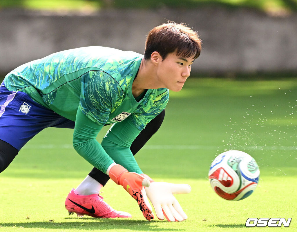 홍명보 감독이 이끄는 대한민국 축구국가대표팀이 26일(한국시각) 멕시코 과달라하라 인근 사포판의 치바스 베르데 바예에서 훈련을 진행했다.대한민국은 1승 2패(승점 3)로 조 3위에 머물렀다. 자력으로 32강에 오를 기회를 놓쳤고, 이제는 다른 조 경기 결과를 기다려야 하는 처지가 됐다.대한민국 송범근이 훈련을 하고 있다. 2026.06.26 /sunday@osen.co.kr
