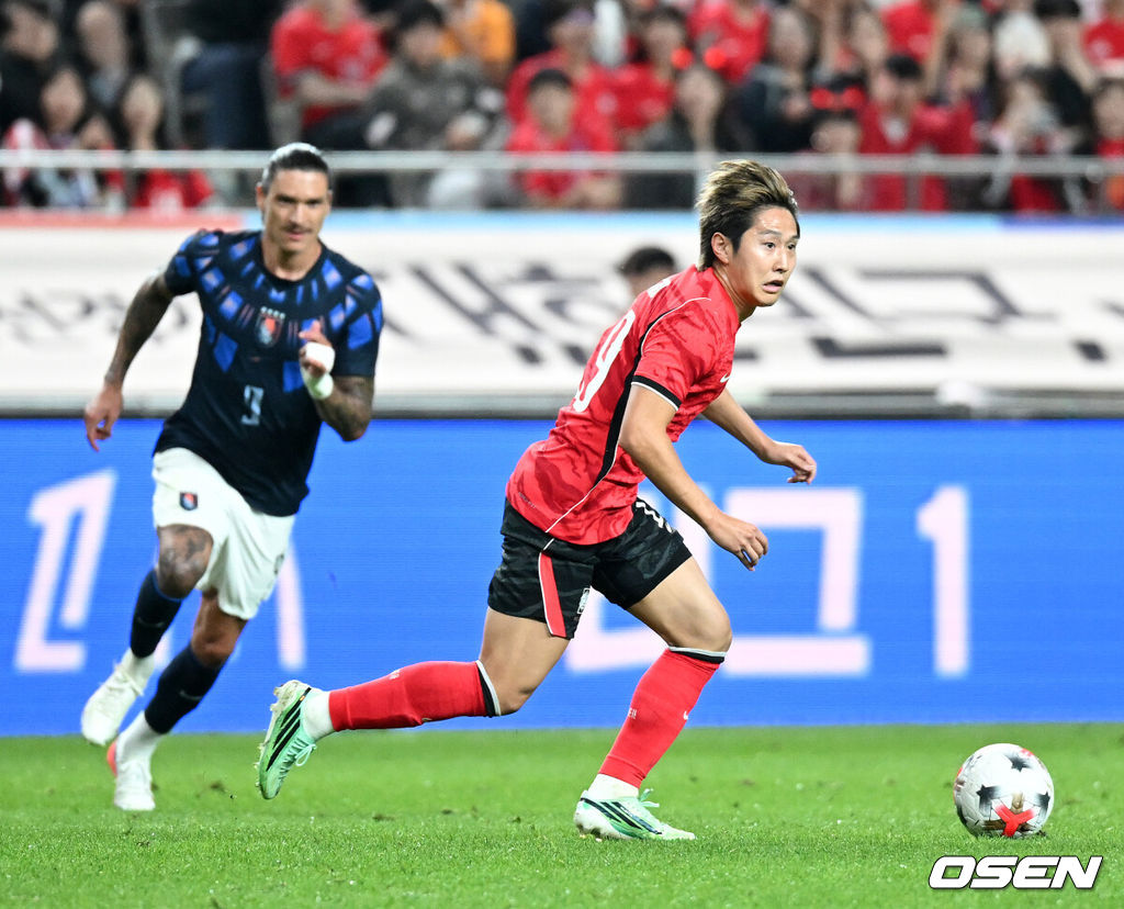 로베르토 모레노 감독이 이끄는 한국 축구대표팀이 28일 서울월드컵경기장에서 우루과이와 A매치 경기를 가졌다.한국은 지난 24일 오현규, 손흥민, 이동경의 연속골이 터져 에콰도르를 3-0으로 제압했다. 모레노 감독은 한국대표팀 데뷔전에서 승리를 신고했다. 후반 한국 이강인이 드리블 돌파를 하고 있다. 2026.09.28 / sunday@osen.co.kr