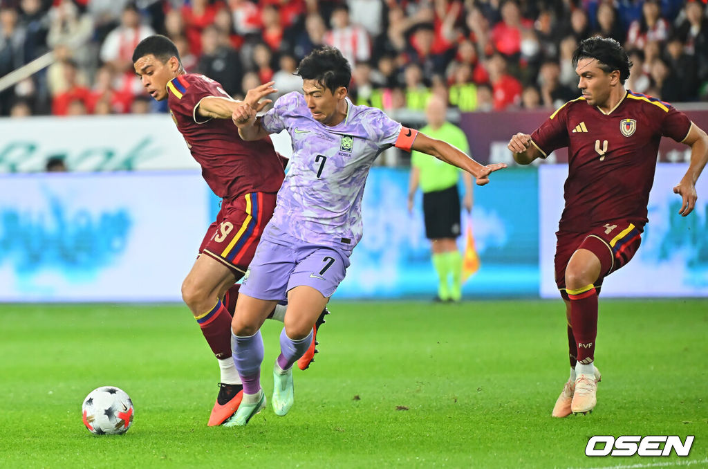 2일 울산문수축구경기장에서 대한민국과 베네수엘라의 친선경기가 열렸다.에콰도르전 3-0 완승과 우루과이전 1-4 대패로 극명한 경기력을 보인 ‘모레노호’가 베네수엘라전에서 전술적 유연성을 앞세워 빠르게 문제점을 보완했는지 시험대에 올랐다.대한민국 손흥민이 베네수엘라 켈시와 볼을 다투고 있다. 2026.10.02 / foto0307@osen.co.kr