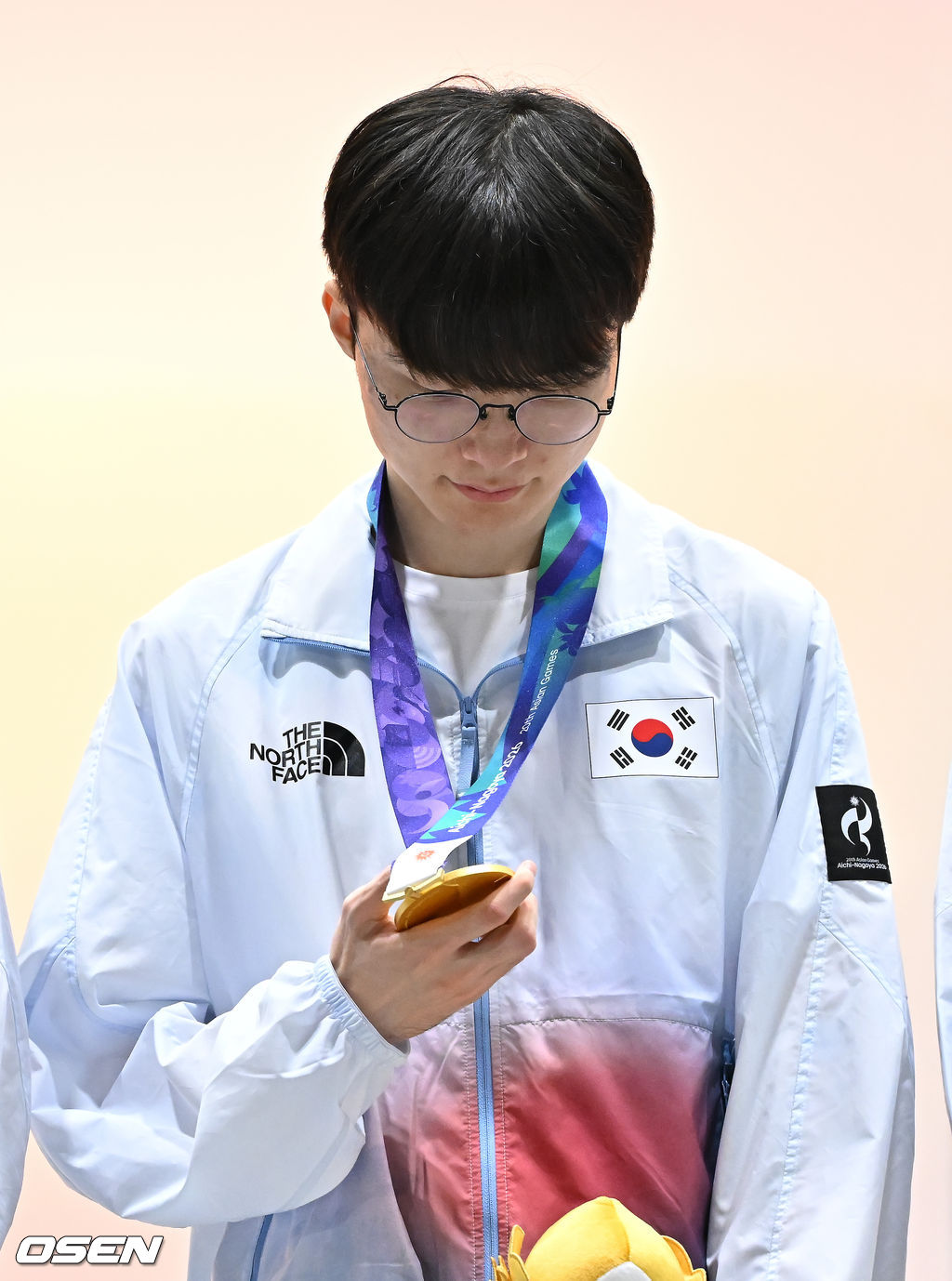 1, 2세트의 아슬아슬했던 위기를 연속 대역전극으로 이겨낸 대한민국 e스포츠 대표팀이 대만을 완전히 압도하며 금메달을 차지햇다. 강동훈 감독이 이끄는 대한민국 대표팀은 2일 일본 아이치현 도코나메시 아이치 스카이 엑스포에서 열린 2026 아이치·나고야 아시안게임 e스포츠 LoL 결승전 대만과의 3세트 경기에서 시작부터 상체와 정글 주도권을 단단히 움켜쥐며 대만을 압박한 끝에 29분 만에 넥서스를 깨뜨리고 금메달을 확정 지었다.시상식에서 LoL 한국대표팀 페이커 이상혁이 금메달을 바라보고 있다.   2026.10.02 /  soul1014@osen.co.kr