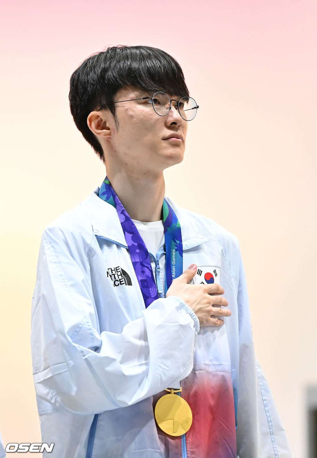 1, 2세트의 아슬아슬했던 위기를 연속 대역전극으로 이겨낸 대한민국 e스포츠 대표팀이 대만을 완전히 압도하며 금메달을 차지햇다. 강동훈 감독이 이끄는 대한민국 대표팀은 2일 일본 아이치현 도코나메시 아이치 스카이 엑스포에서 열린 2026 아이치·나고야 아시안게임 e스포츠 LoL 결승전 대만과의 3세트 경기에서 시작부터 상체와 정글 주도권을 단단히 움켜쥐며 대만을 압박한 끝에 29분 만에 넥서스를 깨뜨리고 금메달을 확정 지었다.시상식에서 LoL 한국대표팀 페이커 이상혁이 국민의례를 하고 있다.   2026.10.02 /  soul1014@osen.co.kr