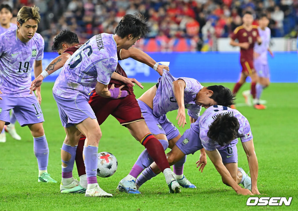 2일 울산문수축구경기장에서 대한민국과 베네수엘라의 친선경기가 열렸다.에콰도르전 3-0 완승과 우루과이전 1-4 대패로 극명한 경기력을 보인 ‘모레노호’가 베네수엘라전에서 전술적 유연성을 앞세워 빠르게 문제점을 보완했는지 시험대에 올랐다.대한민국 선수들이 베네수엘라 공격을 집중 마크하고 있다. 2026.10.02 / foto0307@osen.co.kr