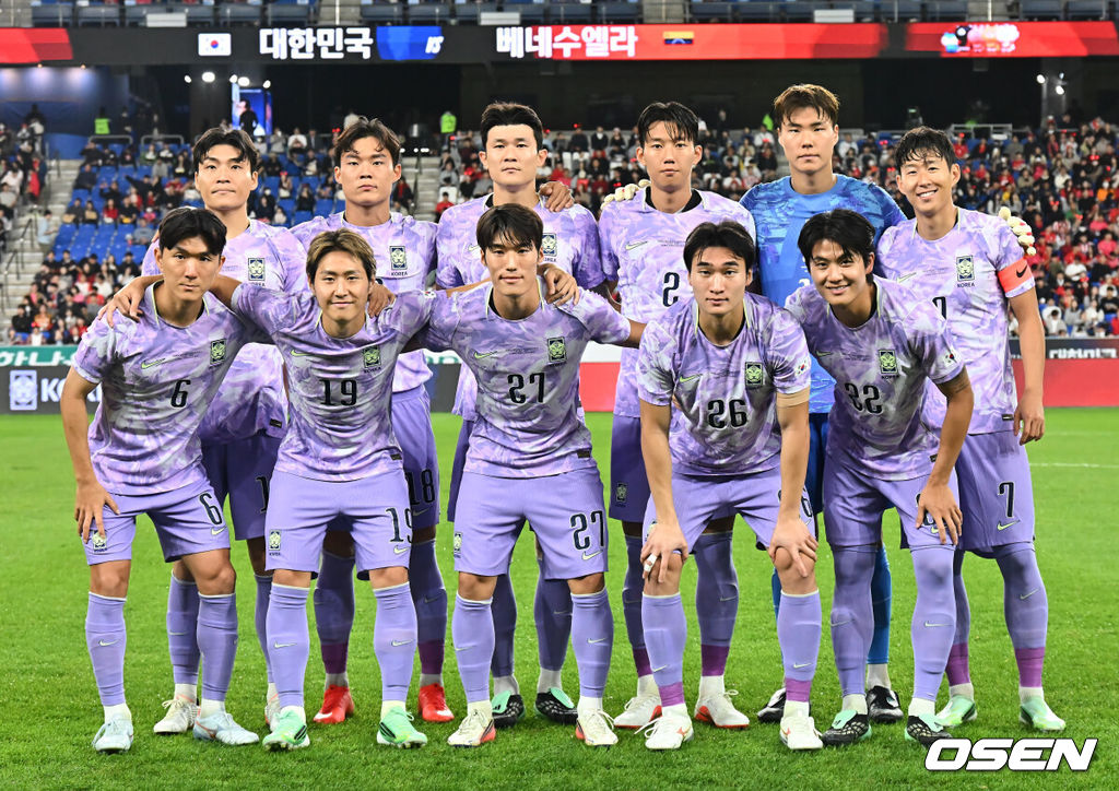 2일 울산문수축구경기장에서 대한민국과 베네수엘라의 친선경기가 열렸다.에콰도르전 3-0 완승과 우루과이전 1-4 대패로 극명한 경기력을 보인 ‘모레노호’가 베네수엘라전에서 전술적 유연성을 앞세워 빠르게 문제점을 보완했는지 시험대에 올랐다.대한민국 축구 대표팀이 촬영을 하고 있다. 2026.10.02 / foto0307@osen.co.kr